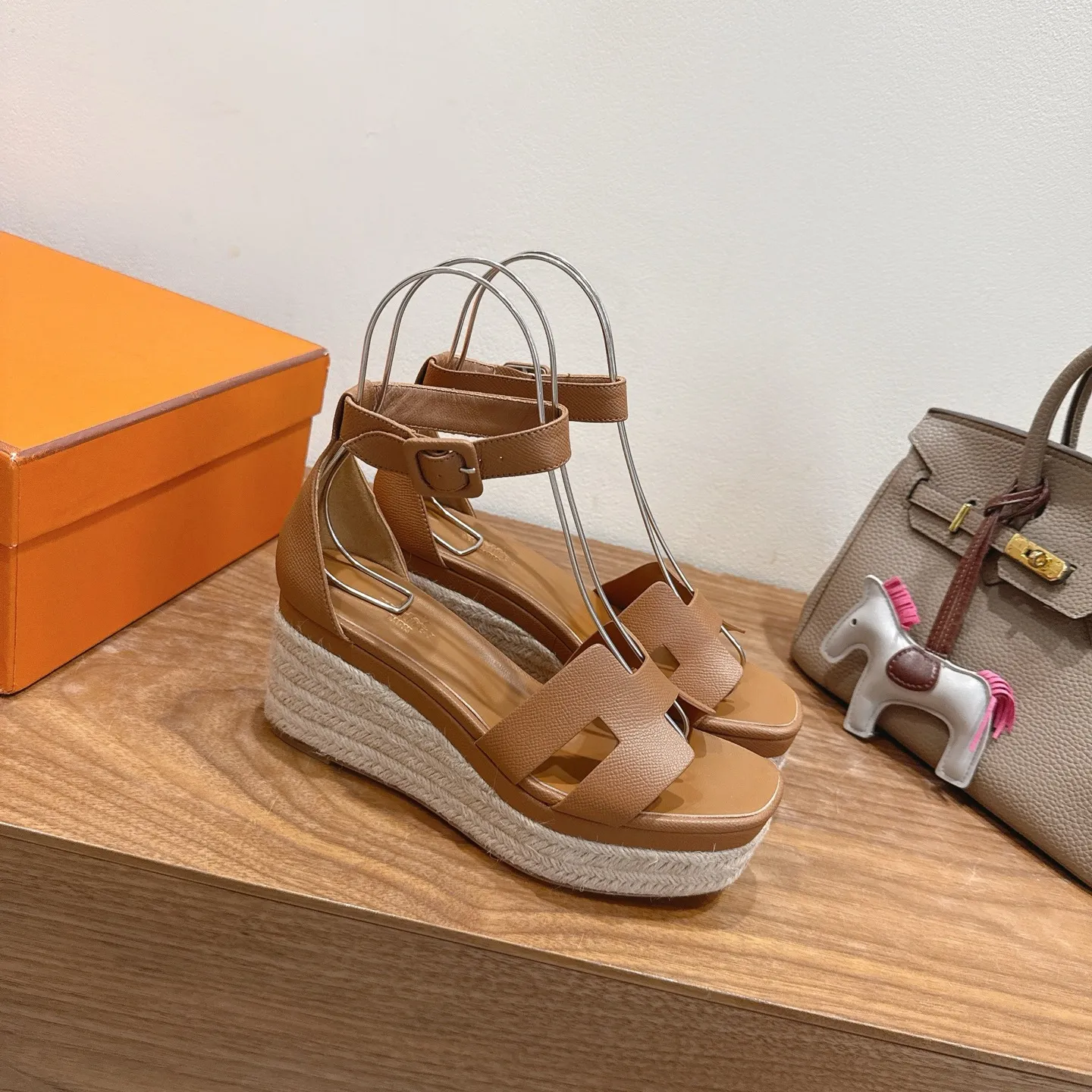 👟👟Ex-factory price 720👟👟 Hermes... a Eclair 2025 new color + popular series, the version is super positive, with a certain thickness, which makes the legs longer! Breathable, comfortable calfskin, spring and summer color matching, this item is both beautiful and comfortable! Channel supply code size: 35-39 can be ordered as 40.41 with airplane box ➕20